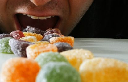 Mann isst Bonbons © Flickr / doug88888