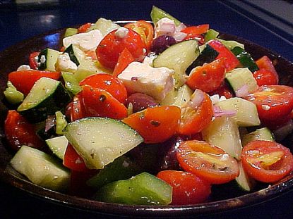 Griechischer Salat enthält oft Fetakäse und natürlich viel frisches Gemüse.