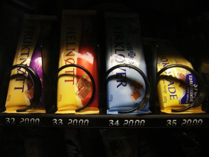 Schokolade und auch Bonbons, Kartoffelchips und Fruchtgummi können Kinder in der Schulpause an Automaten erhalten.