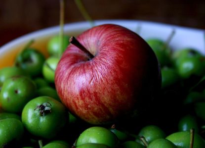 Roter Apfel auf grünen Äpfeln © flickr / Pink Sherbet Photography