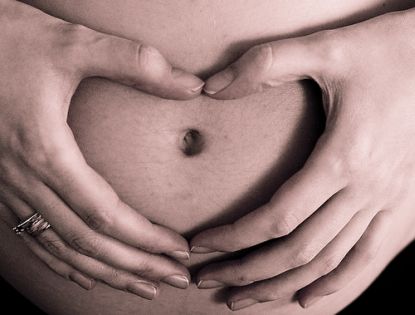 Hände auf Bauch © Flickr / Arwen Abendstern