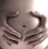 Hände auf nacktem Bauch © Flickr / atomicpuppy68