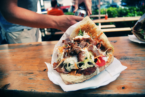 Döner, Currywurst und Co. machen sich auf den Hüftenbreit ©Flickr/Alex Kehr Döner, Currywurst und Co. machen sich auf den Hüftenbreit ©Flickr/Alex Kehr