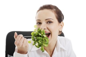 Viel sitzen, viel arbeiten, viel essen? So ernährt man sich gesund im Büro